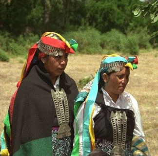 Mapuche-Frauen mit
                          Trapelacucha-Brustschmuck und
                          Trarilonko-Stirnband