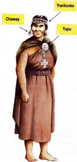 Ropa
                          original de las mujeres mapuches con un hombro
                          libre