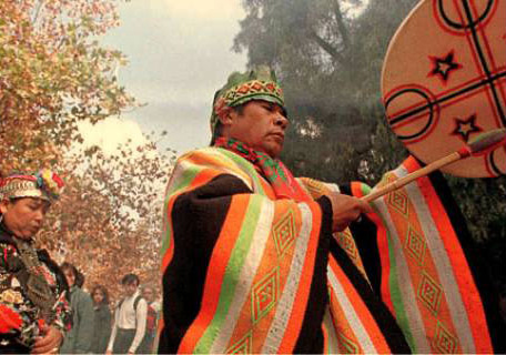 Poncho de un cham�n mapuche con
                        dise�os mapuches