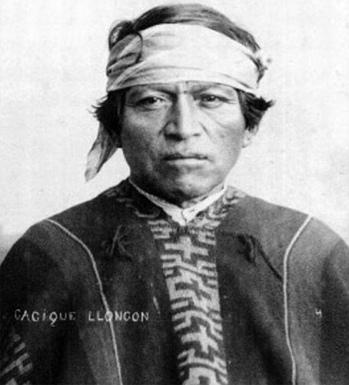 Poncho de un cacique
                        mapuche (cacique Lloncon) con dise�o mapuche,
                        1890 apr.