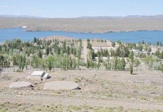 Challaco, un pueblo
                        mapuche en un lago en la provincia de Neuqu�n en
                        Argentina