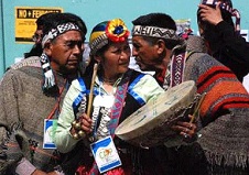 Die
Sonne brannte die blonden
Mapuche-Haare schwarz Die Sonne brannte die blonden
Mapuche-Haare schwarz