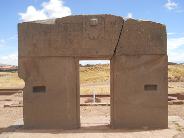 Tiahuanaco, puerta del sol con el dios
                          creador Wiracocha en el centro encima