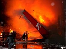 Brand mit Heckflosse und Feuerwehr