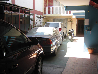 Hostal Villarica, Mietautos im Hof (01)