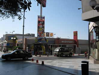 Kreuzung der Fussg�ngerzone 21. Mai mit der
                    Prattstrasse, ein McDonalds