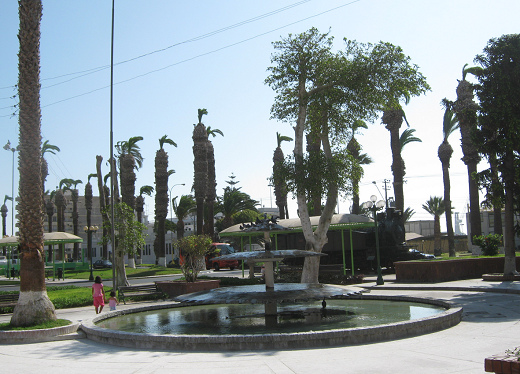 Der Zugplatz, Brunnen mit Tauben und
                            Ende (01)