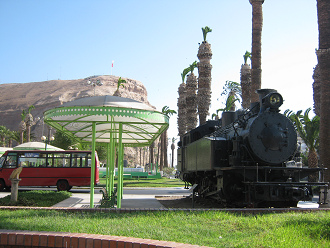 Plaza del Tren, locomotora de vapor con cerro Morro