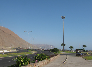 Die Allee zum Strand von Arica, ein
                    Verkaufsstand