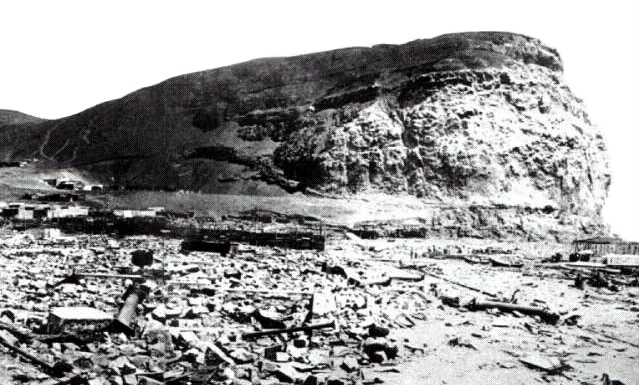 Der Morroberg
                        ("cerro Morro") nach dem Erdbeben und
                        dem Tsunami im Jahre 1868 [3]