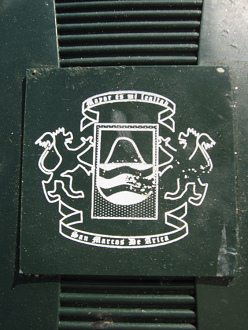 Abfallk�bel mit Dach, das Wappen
                          "Sankt-Markus von Arica" ("San
                          Marcos de Arica")