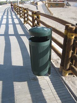 Basurero con techo, el modelo de basurero
                        fant�stico de Arica