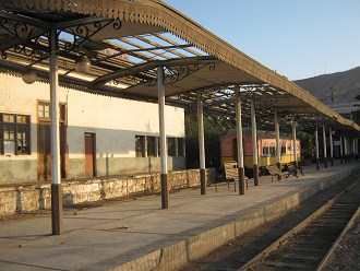 Arica: Die Bahnstation nach Bolivien, das Geb�ude,
                die Bahnsteige und ein Eisenbahnwagen