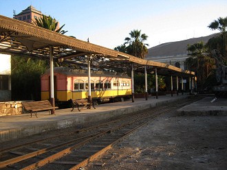 Arica: Die Bahnstation nach Bolivien, das
                        Geb�ude mit dem Eisenbahnwagen