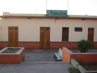 Lira-Allee, das alte Geb�ude der
                        Bahnstation nach Tacna