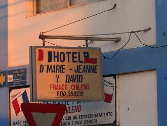 Kreuzung Chacabuco-Allee / General
                        Velasquez-Strasse, kleines Hotel "Marie
                        Jeanne y David", Tafel, Nahaufnahme