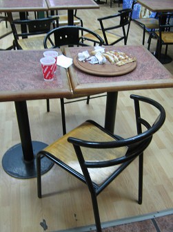 Passage des 21. Mai (Pasaje 21 de Mayo),
                        Pizzeria, gute M�bel und Reste