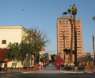 Kreuzung Pratstrasse / Fussg�ngerzone 21.
                        Mai, Sicht auf den grossen Gesch�ftsturm
                        ("Empressarial",
                        "Empresarial")