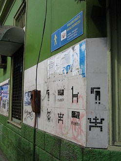 Graffitis mit Geoglyphen und Petroglyphen
                          an der Fussg�ngerzone Bolognesi