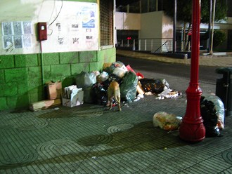 Kreuzung Fussg�ngerpassage Bolognesi mit
                        Sotomayorstrasse, Abfall mit Hund am Abend