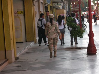 Fussg�ngerzone 21. Mai, chilenischer
                          Militarismus f�r Arme