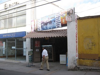 Kolumbusstrasse, der Eingang des
                        Kunsthandwerkzentrums "Yaser"