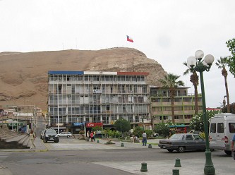 La otra parte de la municipalidad de Arica, la
                "gobernaci�n" en la "casa Col�n" con
                el cerro Morro