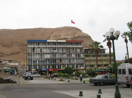 La otra parte de la municipalidad de Arica,
                        la "gobernaci�n" en la "casa
                        Col�n" con el cerro Morro