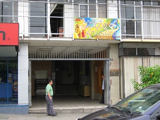 La "gobernaci�n" en la casa
                        Col�n, la entrada, calle 7 de Junio no. 188