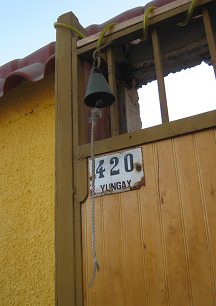 Die Hausglocke ist hier wirklich noch eine
                        Glocke im kleinen Hotel Yungay