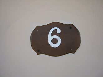Die T�re des Zimmers Nr. 6, die
                          Zimmernummer
