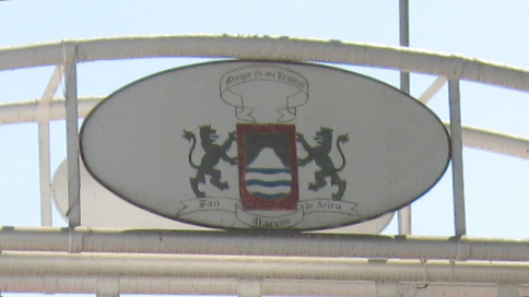 Das Wappen von Arica �ber
                        dem Portal der Thomson-Passage