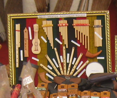 Modelle von Musikinstrumenten aus
                                Bolivien: Panfl�ten, Fl�ten und Gitarre