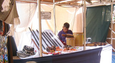 Nat�rliche Musikinstrumente wie Rasseln,
                        Fl�ten, Trommeln etc.