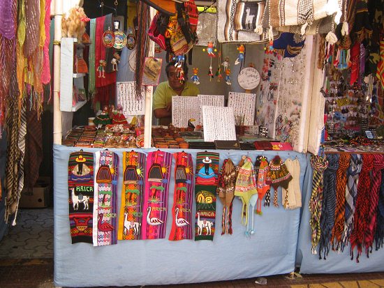 Verkaufsstand mit Kunsthandwerk mit
                        Tellern, Webereien, M�tzen, Ohrringen etc.