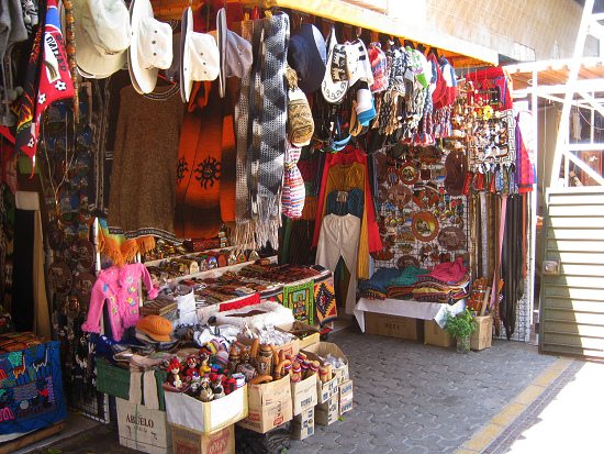 Verkaufsstand mit Kunsthandwerk mit H�ten,
                        Kleidern und Webereien