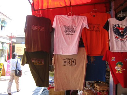T-Shirts mit Designs mit Geoglyphen und
                        Petroglyphen