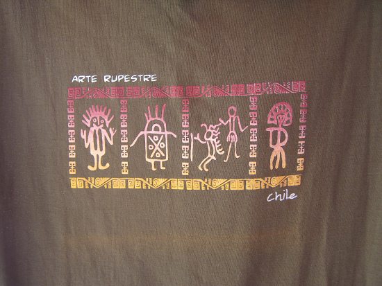 Schwarzes T-Shirt mit
                                Petroglyphen-Designs, drei
                                Ausserirdische und ein P�rchen mit einem
                                Ausserirdischen