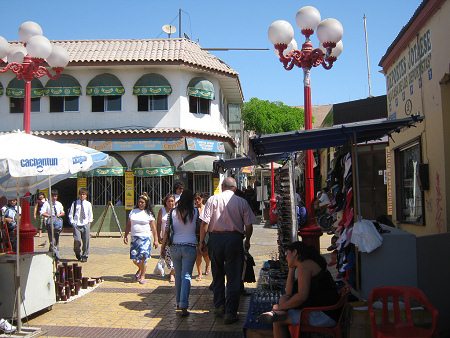 Bolognesi-Passage, Verkaufsst�nde und
                            der kleine Platz mit dem Karaoke-Restaurant
                            im Hintergrund