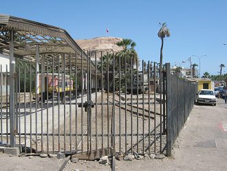 Die geschlossene Bahnstation nach Bolivien
                        mit dem Morroberg (02)