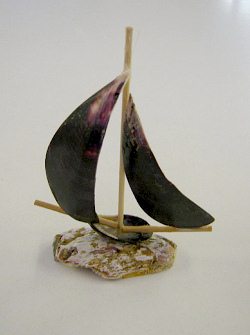 Kunsthandwerk mit Meeresmuscheln, Schiff
                        02