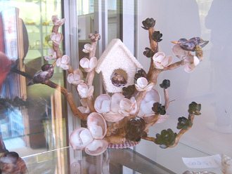 Kunsthandwerk mit Meeresmuscheln, ein Haus
                        im Bl�tenbaum