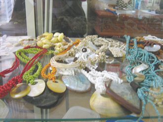Kunsthandwerk aus Meeresmuscheln und
                        Meerschnecken, Halsketten 02