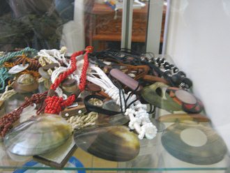 Kunsthandwerk aus Meeresmuscheln und
                        Meerschnecken, Halsketten 04