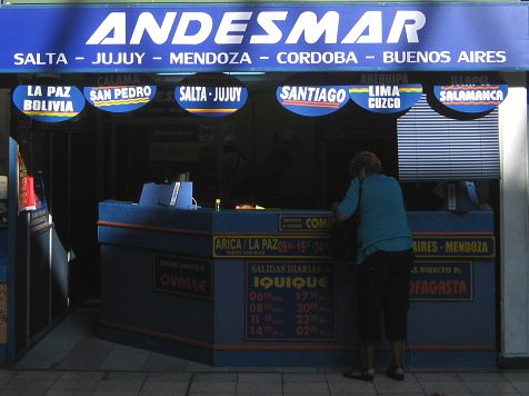 Der Schalter der Busfirma Andesmar f�r
                        Reisen nach Argentinien, Nahaufnahme