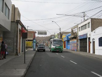Strasse des 21. Mai, gr�ner Bus