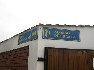 Die Strassenschilder der
                        18.-September-Allee und der Fussg�ngerpassage
                        Alonso Ercilla