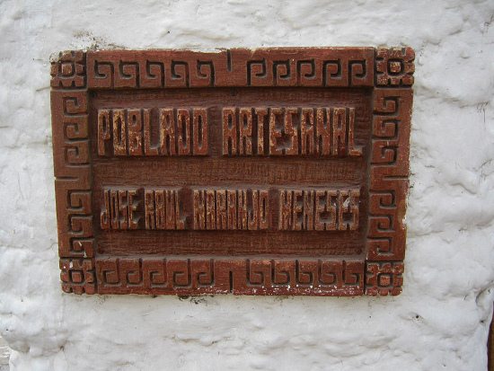 Kunsthandwerkerdorf von Arica, die
                              Tafel am Eingang:
                              "Kunsthandwerkerdorf - Jos� Raul
                              Naranjo Meneses" ("Poblado
                              artesanal - Jos� Ra�l Naranjo
                              Meneses")
