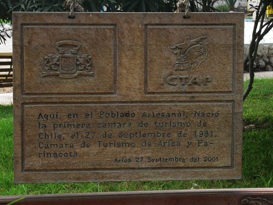 Die Tafel von 2001 �ber die Gr�ndung
                              der ersten Tourismuskammer von Chile im
                              Jahre 1981, Nahaufnahme