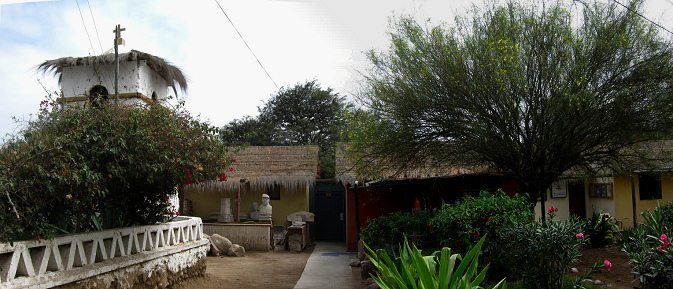 Der Kapellenturm mit H�uschen des
                              Kunsthandwerkerdorfes in Arica